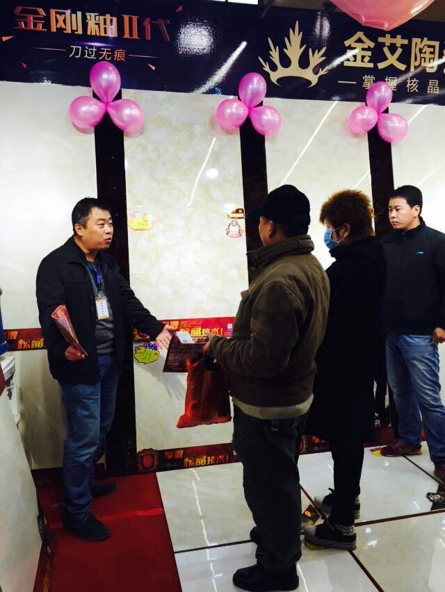 pp电子瓷砖工作人员向顾客介绍产品