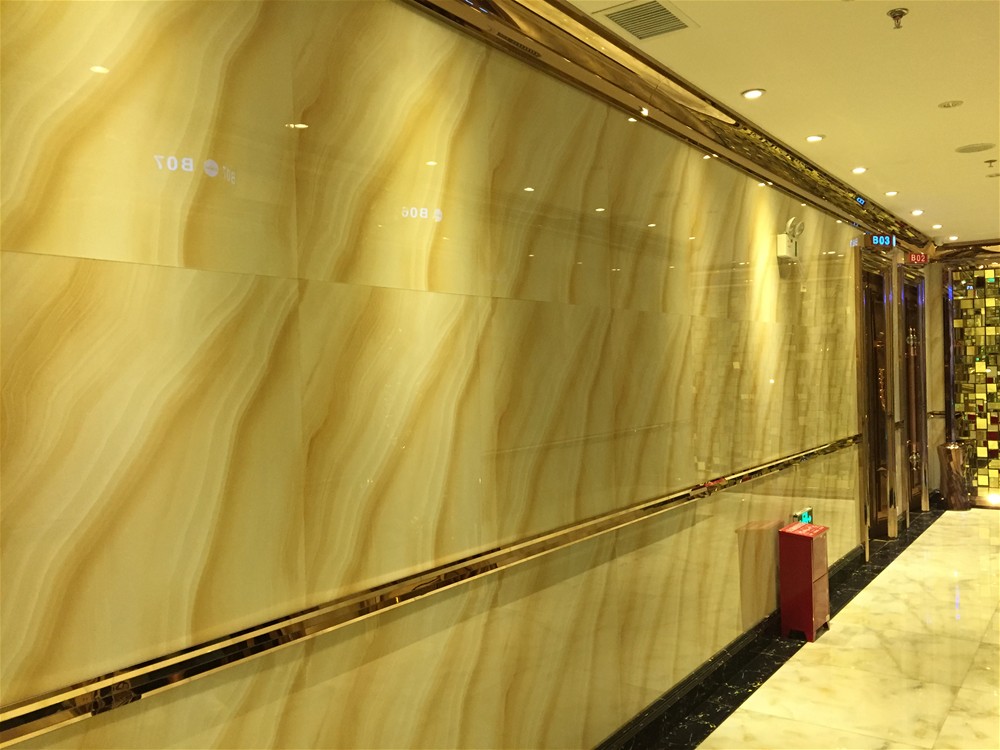 墙面选取pp电子微晶石印度—流沙金KWD58045铺贴