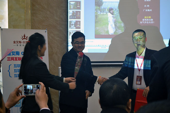 pp电子瓷砖董事长刘鸿祥为2015年销售冠军（伍立州）颁奖