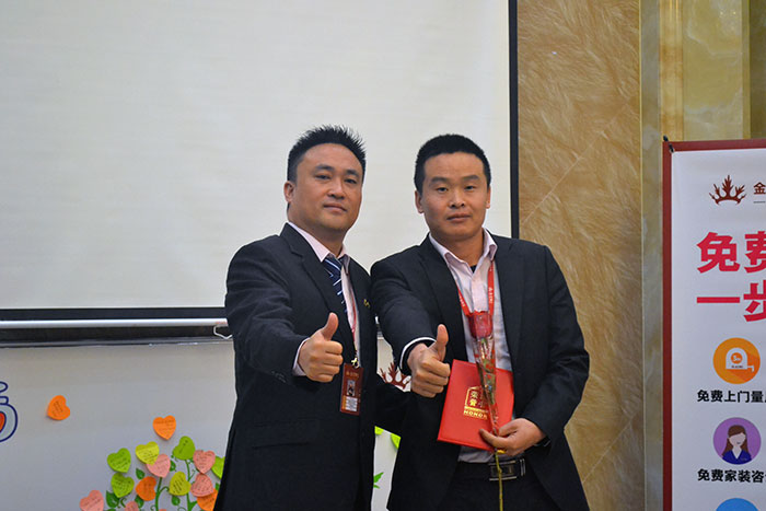 pp电子瓷砖营销总经理罗胜为启发冠军（高抗）颁奖