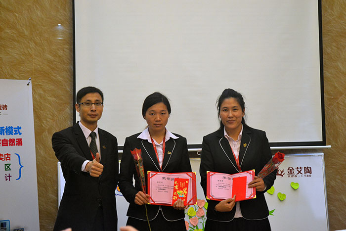 pp电子瓷砖网销部运营总监刘幼良为2015pp电子优良服务奖颁奖