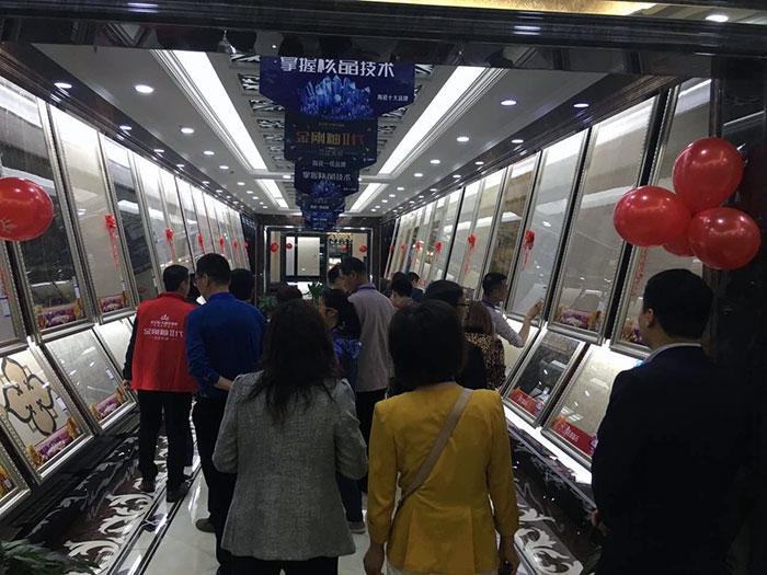 10参会嘉宾参观西安pp电子品牌专卖店