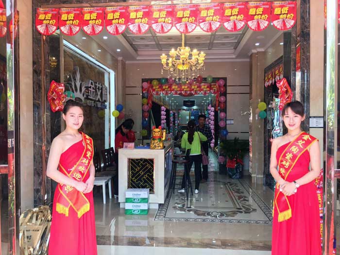 5月27日，在欢快锣鼓和震撼礼炮的蜂拥下，岳阳pp电子销售团队、pp电子总部营销总经理罗胜、销区经理何端武、市场部策动黄伟以及现场100多名岳阳业主共同见证了pp电子瓷砖岳阳600平米专卖店耀世开业的汗青性一刻，本次活动吸引了50多位业主成功下单。