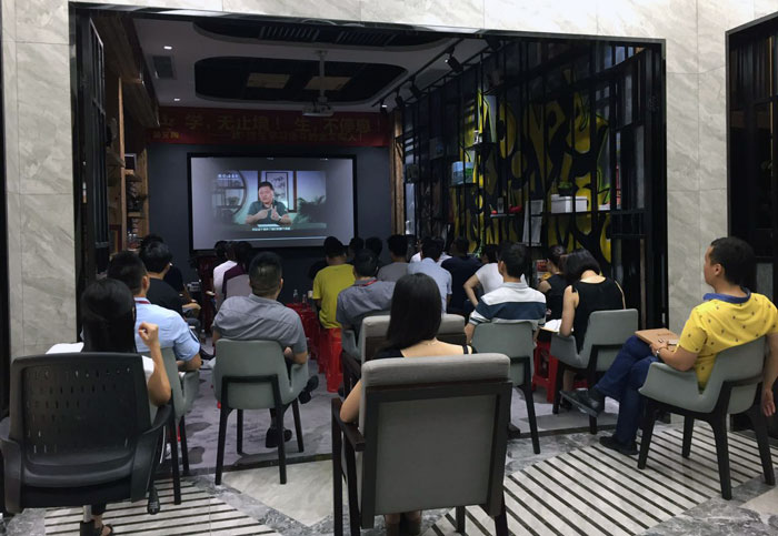 2017年7月1日，陶瓷一线品牌pp电子瓷砖治理层、销售精英齐聚总部O2O履历区进杏装学，无终点！生，一向歇”进建分享会。这次分享会中，与会人员就进建《关键对话》进行互换与分享，佛山樊登想书会还调派了两位工作人员跟我们分享进建心得。