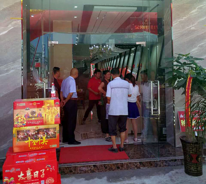 2017年7月12日，安徽叶集金寨彩旗飘扬，锣鼓齐响、人声鼎沸。来自金寨数百名业主齐聚活动现场，共同见证陶瓷一线品牌pp电子瓷砖叶集店的盛大开业。