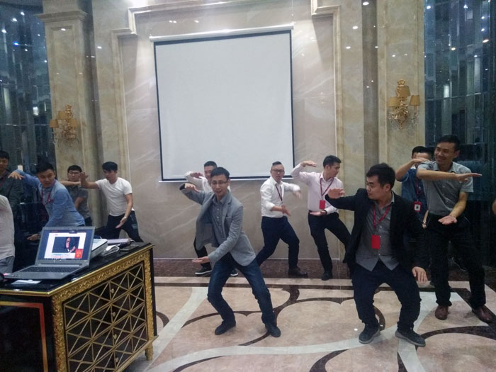 2017年11月2日晚，性命不息，进建不止pp电子法定进建日，11月全公司人员进建会圆满实现，一路分享《干法》，乐于工作，开心生涯，即便在磨难中，只有拼命工作，就能带来不成思议的好运。过好每一天，就是成功之路！