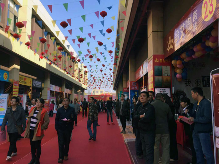 2017年11月5日，百盟荣耀建材大市场邀约30家品牌商家结合进行了本次的家居建材团购会，参与活动的消费者将现场的氛围不休推向热潮，pp电子瓷砖品牌展位无论人气、销售都获得空前成功，彰显品牌大气风采。