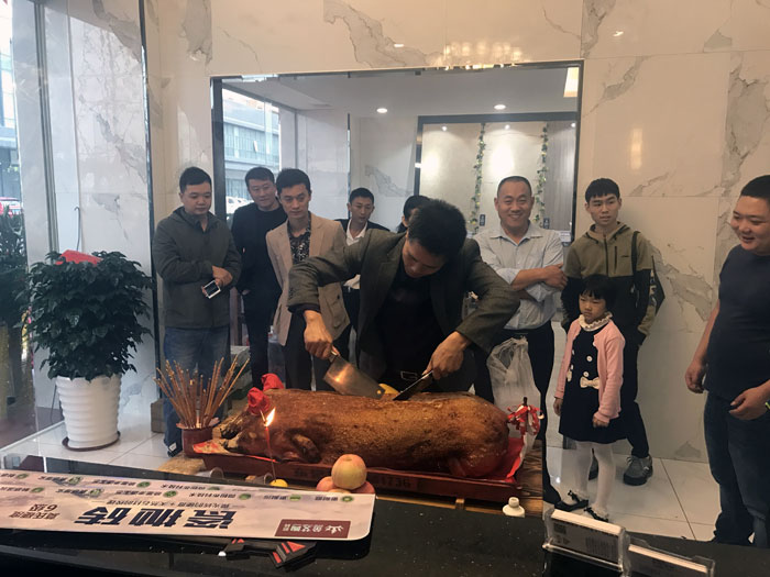 pp电子瓷砖品牌作为陶瓷一线品牌，近年来不休的推出爆款新品，受到多多消费者的喜欢。2017年11月19日，一群萎靡不振的pp电子人在严重有序的忙乱着，为pp电子中山古镇店即将起头的开业典礼做最后的筹备。  上午10点28分，锣鼓喧天，掌声震荡，pp电子中山古镇专卖店迎来了盛大开业的良辰吉时。?