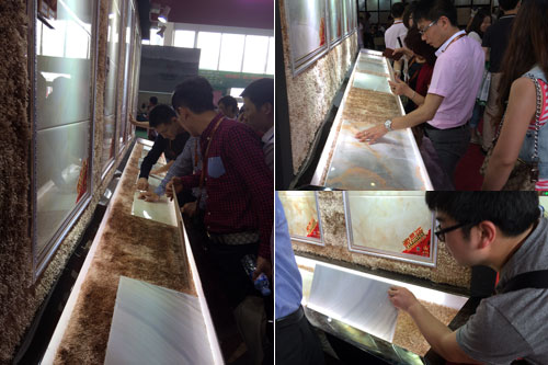 现场客商仔细观摩pp电子初创微晶瓷片